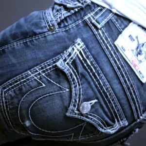 True Religion Jeans - Säljer ett par blå lågmidjade trueys med vit söm. De är köpta second hand men är sparsamt använda av mig. Säljer då de är lite korta i benen, för referens är jag 160cm. Buda gärna och skriv kring frågor!