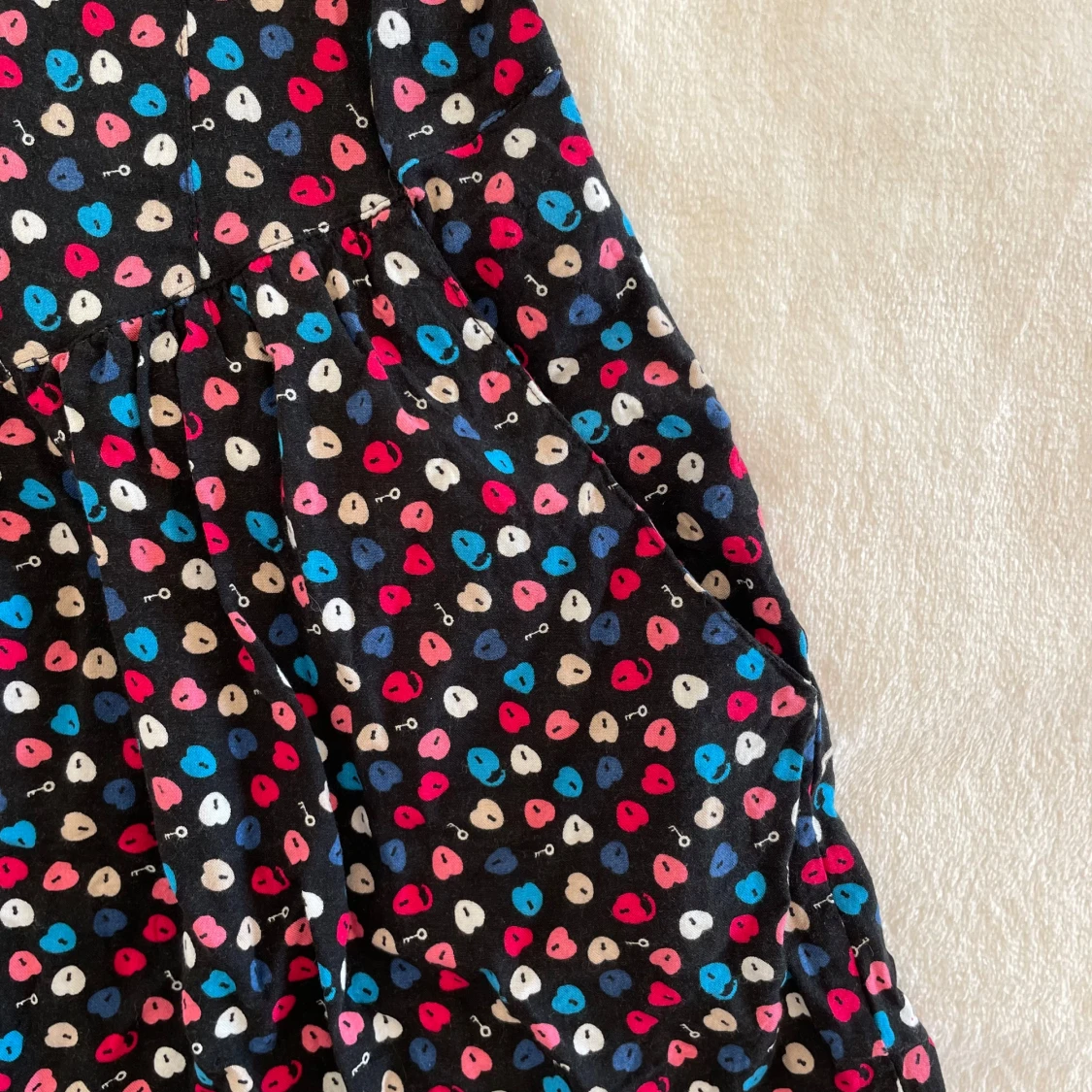 Svart kortklänning med hjärtmönster - 3