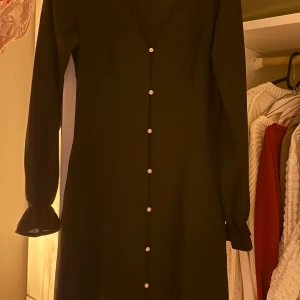 Klänning - Elegant klänning från H&M i storlek S. Aldrig använd 🖤