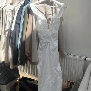 Zara volang långklänning - Vit jättefin långklänning från Zara, använd 1 gång så i princip nyskick 