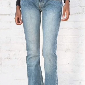 lågmidjade brandy melville jeans - supersnygga lågmidjade jeans från brandy melville! bara använda ett fårtal gånger (lånade bilder skriv för egna)💞 pris går att diskuteras! 