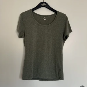 Grå t-shirt i ekologisk bomull - En basic grå t-shirt från Cubus i ekologisk bomull. Modellen har rund halsringning och korta ärmar. Perfekt till jeans eller shorts för en enkel och clean look.