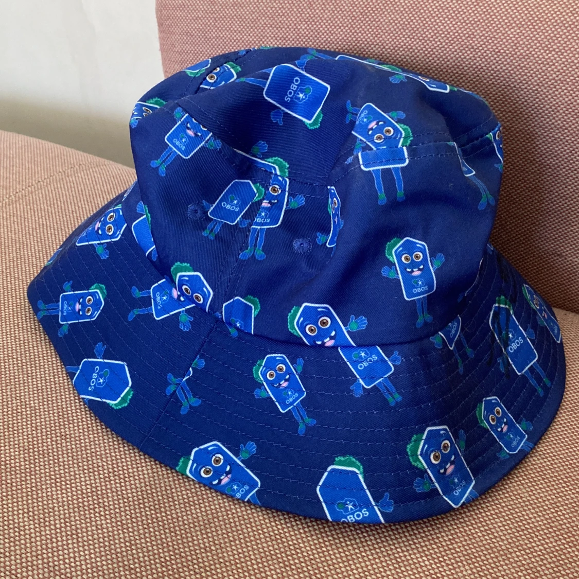 Blå bucket hat med tecknade figurer - 1