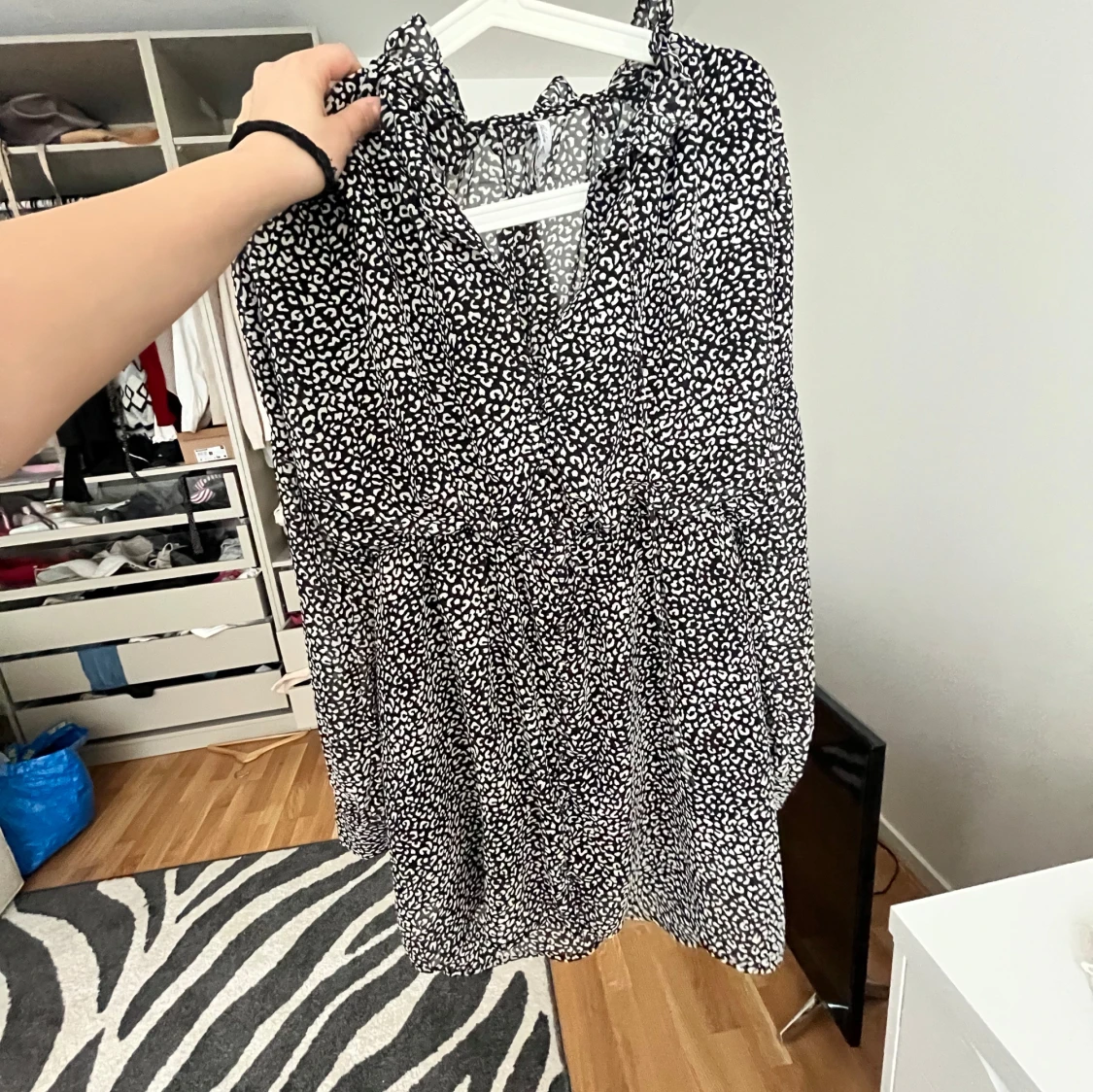 Svartvit kortklänning från Golden Live