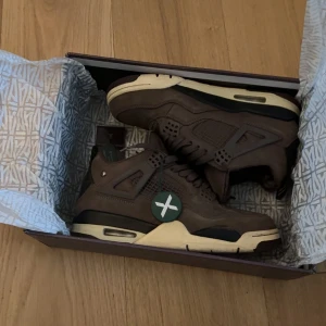 JORDAN 4 A MA MANIÉRE - Säljer nu dessa jordan 4or då de är för små för mig och jag vill ha pengar till att köpa ett par nya skor. Pris kan diskuteras. Hör av er om ni har frågor.