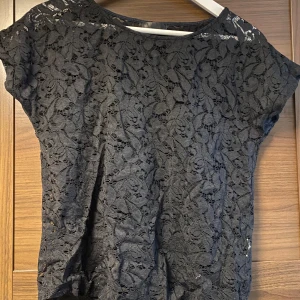 Svart spetstopp - Säljer en svart spets topp köpt secondhand kommer inte till användning :) storlek S