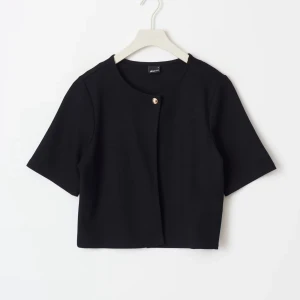 Svart kofta ifrån Gina Tricot - Köpt för 300kr och den är slutsåld på hemsida,säljer nu för 150 + frakt men priset kan diskuteras vid snabb affär.                                      Den är i storlek M men passar mig som har S så den är ändå ganska liten i storleken + den är helt ny eftersom jag köpte den till nyår men använde inte då jag blev sjuk så har inte haft tillfälle till att ha den