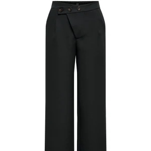 NYA! Svarta byxor från JDY  - Snygga svarta byxor från JDY med hög midja och tre dekorativa knappar framtill. Byxorna har vida raka ben. Helt nya och oanvända med prislappen kvar. Storlek Large, längd 30”