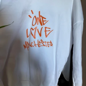 Ariana grande merch  - Säljer min One love manchester merch från Ariana grande för att den inte kommer till användning. Den är lite fläckig men de går bort i tvätten. Den är i st M och säljer den för 40kr+frakt 
