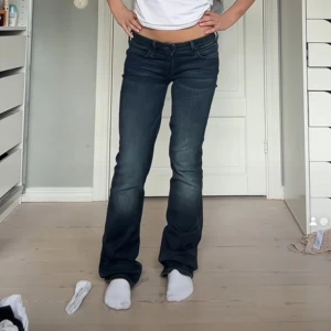 Lågmidjade jeans - Jätte snygga Lågmidjade jeans💕 de är omsydda till Lågmidjade men sitter bra och syns inte att de är omsydda om du inte kolla jätte noga!💕