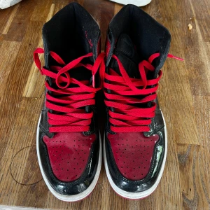Jordan 1 pantet bred nyskick - Säljes då jag har allt för mycket skor. Mycket fina och inga repor osv. Nyskick. Kartong finns inte då den slängdes av misstag. .