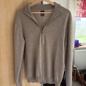 Boggi milano merino fullzip - Boggimilano fullzip merino i sprillans skick kom gärna med frågor passar lite litet
