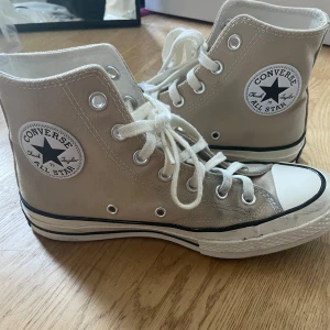 Converse skor - Beige Converse skor köpta förra året så de är i bra skick fast de har några fläckar på sig.