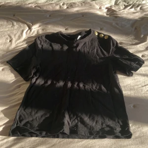 Guldknapps tröja💛 - En väldigt fin H&M T-shirt med guldknappar💗