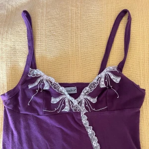 Nattlinne/klänning med spets - Söt lila nattlinne/klänning från Verde Veronica med smala band (som jag gjort kortare men kan sprättas upp enkelt). Klänningen är i ett otroligt mjukt material (tror modal) och är omlott. Har fina spetsdetaljer och broderiliknande över brösten. Mycket bra skick! Skriv vid frågor eller liknande🥰
