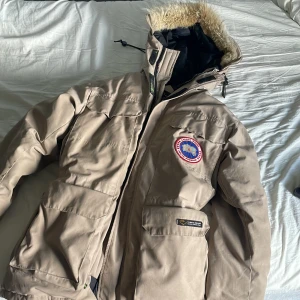 Säljer beige Canada goose jacka som passar för båda kille o tjej.  - Säljer min beige Canada goose jacka som funkar för båda kille och tjej som är en större model. Jag tar emot byten och pris diskuteras i Dm.
