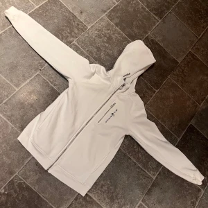 Sail racing zip up hoodie - Sail racing zip up hoodie. Storlek 150 dvs passar mindre personer. Väldigt fin och snålt använd. Inga skador eller fel. 