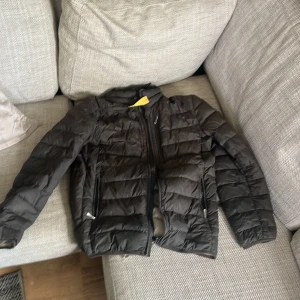 Parajumper jacka - Tja säljer nu min parajumper jacka som är fräsch och är bra förutom hål i höger ficka som ni ser i sista bilden kan säkert fixas för den händige och pris ej hugget i sten