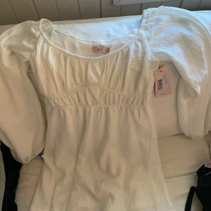 Ny klänning från nelly - En jättefin klänning från nelly med prislapp som är jättefin till skolavslutningen, studenten, midsommar eller en solig dag!💕pris kan såklart diskuteras 