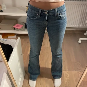 Heta JEANS!! - Säljer ett par klassiska blå jeansbyxor  med normal passform och bootcut-stil. Byxorna har snygga kontrastsömmar och dekorativa fickor. Dem är även helt nya och oanvända. Passar mig som är 160! Köpte dem för 500kr