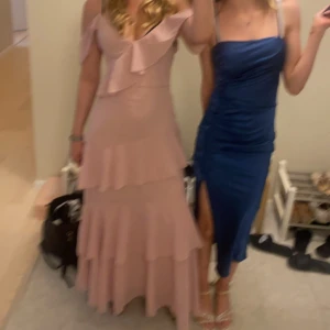 Balklänning - Säljer en romantisk ljusrosa balklänning med volangdetaljer och v-ringning. Klänningen har smala axelband och flera lager volanger som ger en flowy känsla. Perfekt för speciella tillfällen. Använd endast en gång💗 Nypris ca 1000kr