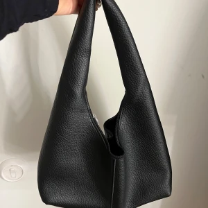 Svart väska - Säljer denna jättefina väskan som tyvär inte kommer till användning, helt ny! 🤍🤍🤍