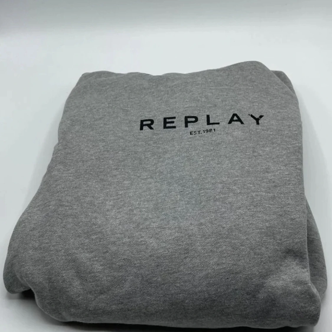 Grå hoodie från Replay - 1