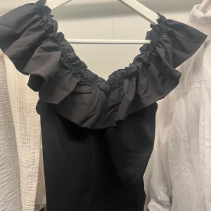 Topp med volang - Topp som jag använt en gång, inga tydliga tecken på användning och säljer för att den inte kom till användning🩷