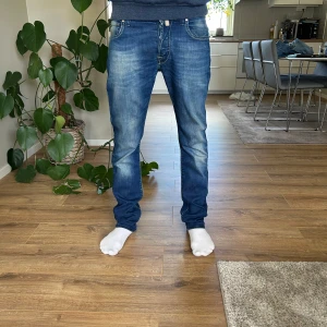 Jacob Cohen 688 comfort - Säljer nu dessa feta Jacob Cohen jeans. Det är modellen 668 comfort. Size 30. Han på bilden är 176 och väger 64 kg. Finns även en duk som man får med när man köper