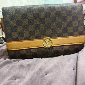 Brunväska dam - Säljer en väldigt fint väska har nog använt den med gott skick. Priset är 300kr