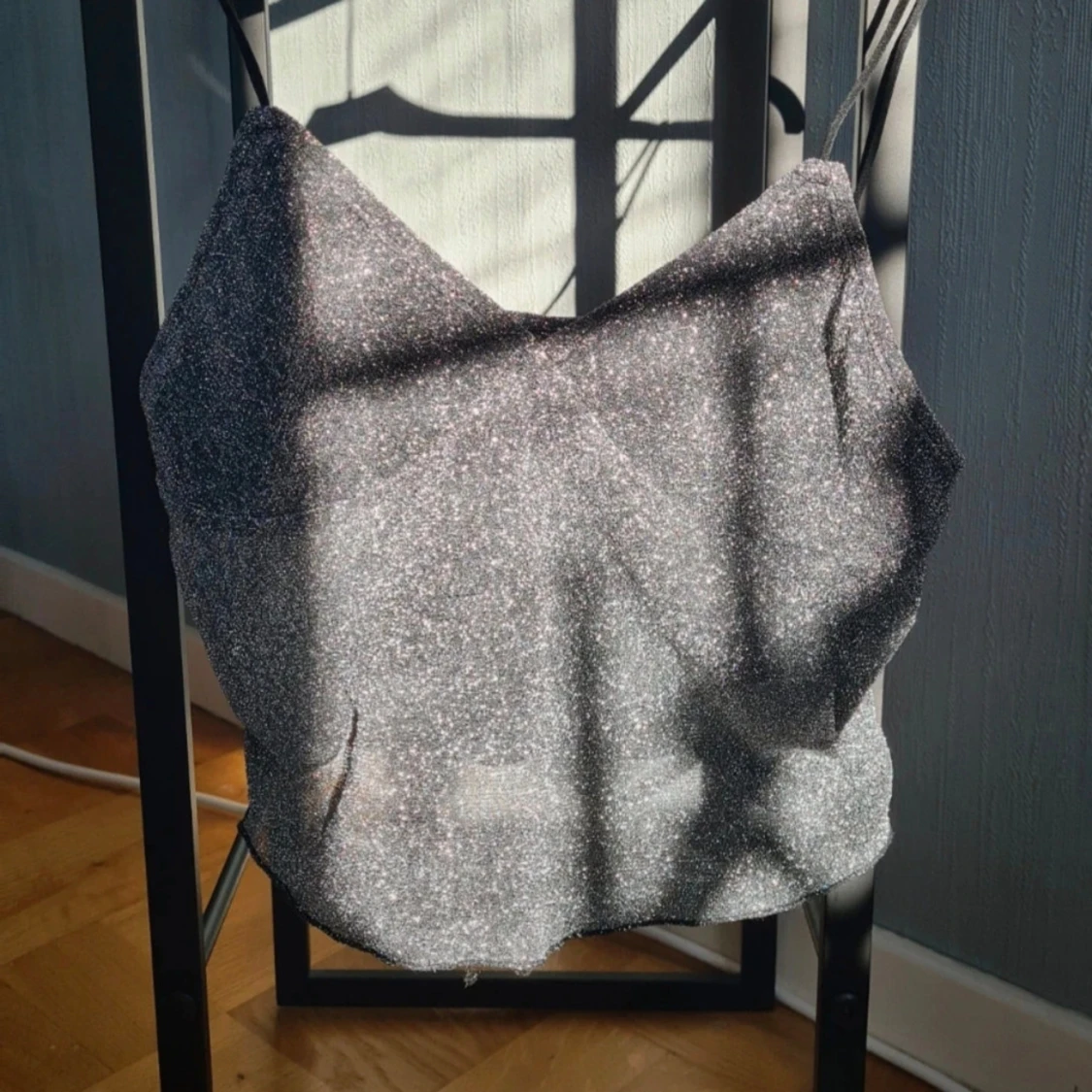 Glittrig linne-topp med smala axelband - 1