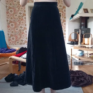 Svart maxi kjol - En svart sammetskjol som jag köpt på second hand! Den har lite blå undertoner i färgen ♡ 
