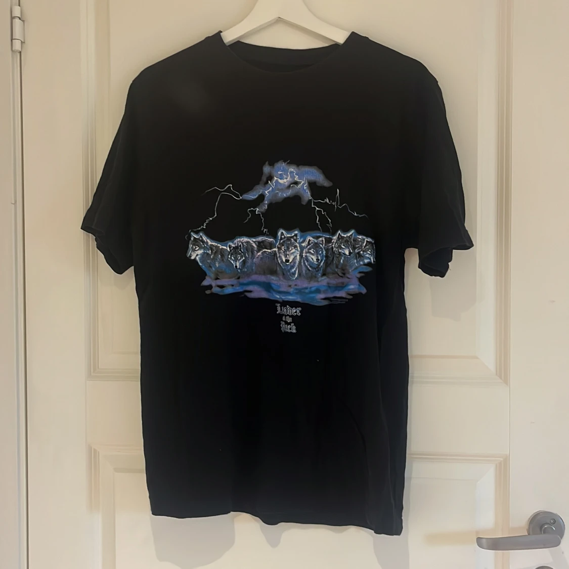 Svart t-shirt med vargmotiv