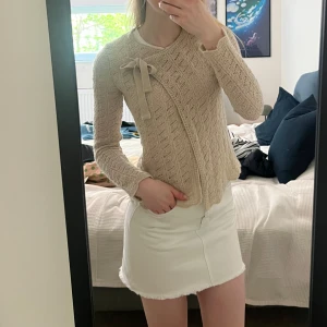 Superfin spetskofta från Odd Molly!! 🫶🏼 - Beige, supersöt stickad kofta från Odd Molly med spets och knytning vid halsen. Perfekt till sommaren! Knappt använd så superfint skick! 💫🫶🏼