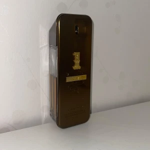 1 million privé - Paco rabanne One Million Privé. En väldigt sälsynt favorit bland många som har slutat producerats sedan 2020/2021. En extremt god och söt kanel doft som visserligen är unik samt svår att få tag på. Ursprungligen 100ml. Hör av er vid frågor eller funderingar.