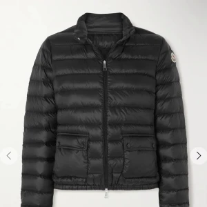 Svart dunjacka från Moncler - Säljer en svart dunjacka från Moncler med klassisk quiltad design och hög krage. Jackan har dragkedja framtill, två fickor med lock och Moncler-logga på ärmen. Köptes på moncler och självklart äkta, dragkedjan är lite sönder men inget som syns och jackan går att scanna. Nypris ca 9000 , säljer för jag vill köpa en cardigan❤️ 