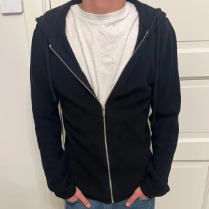 Svart stickad hoodie - Stickad zip hoodie från Jack n Jones. Storlek S. Fint skick utan tecken på användning. Nypris ca 600kr. Pris ej hugget i sten.