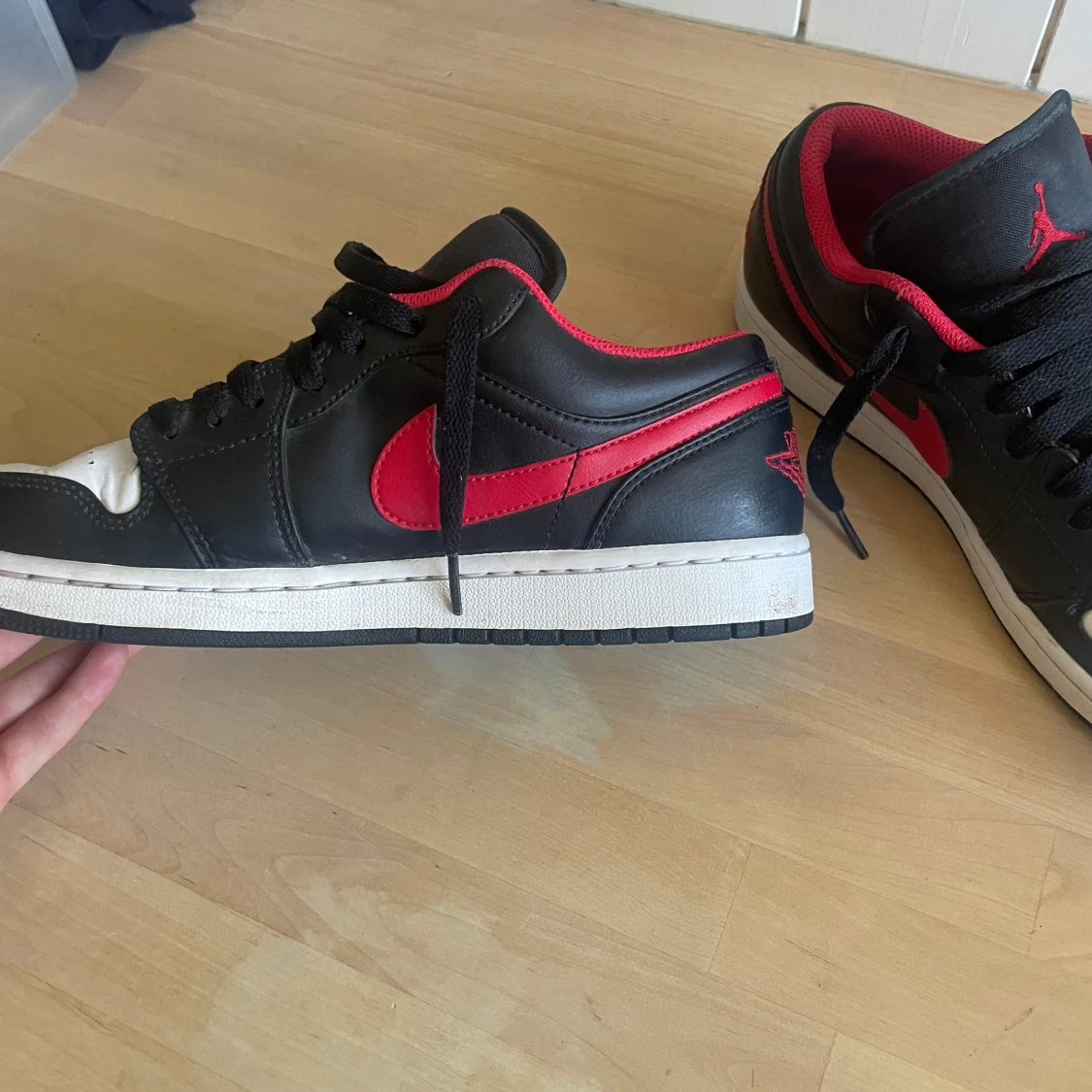 Nike Air Jordan 1 Low svart/röd/vit - 2