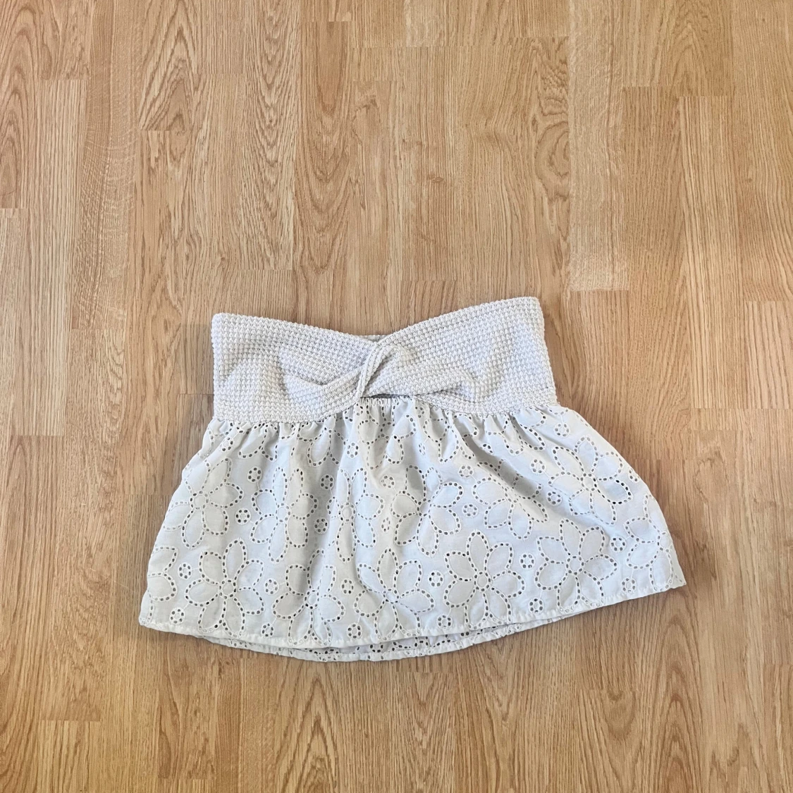 Vit broderad armlös top