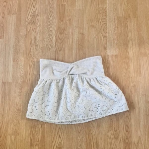 Vit broderad armlös top - Söt vitt top, som är luftig och sitter jätte fint på!