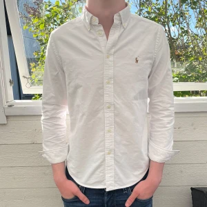 Vit ralph Lauren skjorta  - Riktigt fin Ralph lauren skjorta i vit färg, helt perfekt skick och inga tecken på användning och inga svett fläckar, perfekt till sommaren, bara att skriva vid funderingar och den fraktas inom 48h