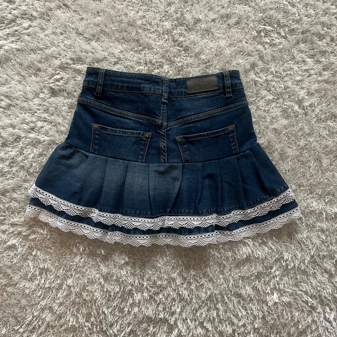 Mörkblå jeanskjol med spetskant - 1