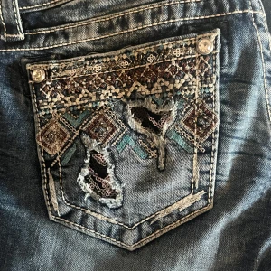 Miss Me Jeans - Jättesnygga Miss Me jeans som inte kommer till användning. Har tyvärr inget måttband, men de är långa på mig som är 163cm och strl 28 i midjan. Hör av dig vid frågor!