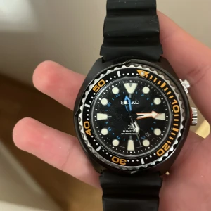 Seiko dykarur med svart gummiband - Säljer en Seiko dykarur med svart urtavla,batteri behöver byttas men annars funkar den som den ska