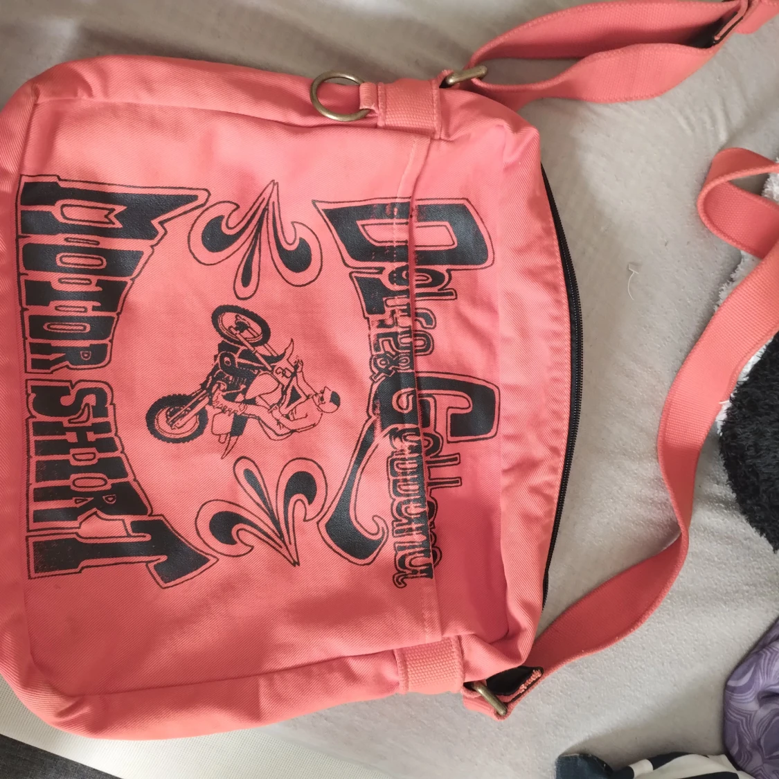 Rosa axelväska med motorcykeltryck
