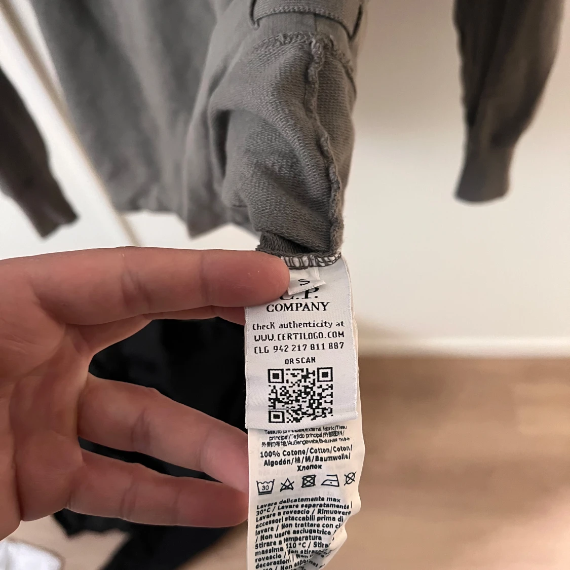 Grå hoodie från C.P. Company - 1