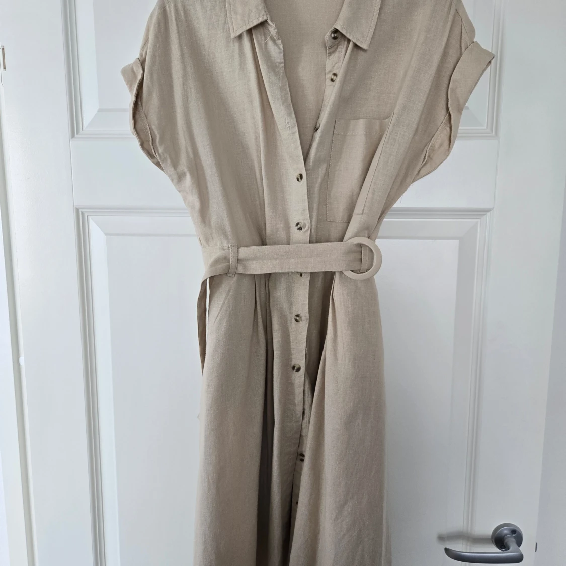 Beige skjortklänning med bälte från Orsay