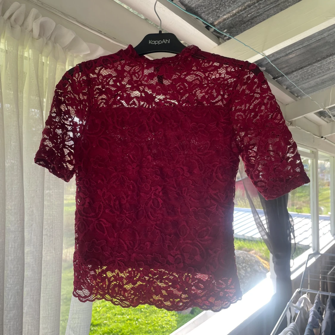 Vinröd spetsblus från Divided - 1