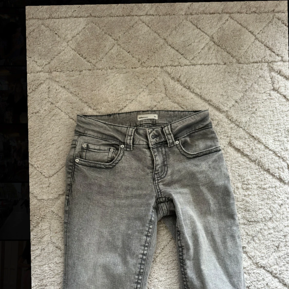 Grå bootcut jeans från Gina  - 1