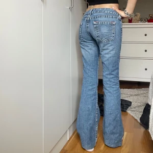 True religion jeans - Säljer ett par true religion jeans jag inte använder längre! Defekter: Det är en liten reva på låret, och en utav bakfickorna har fläckar men de syns inte tydligt 🩷Skriv för mått och jag är 169cm lång!